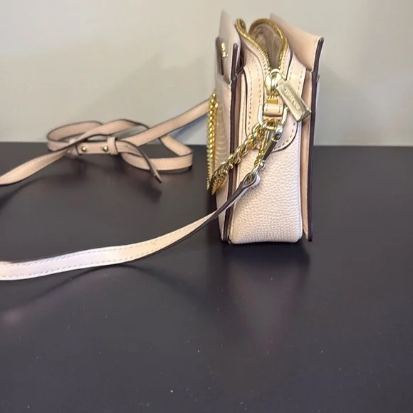 Michael Kors Cream Gold Crossbody Bag with Sleek Design - Picture 2 of 9